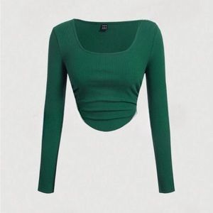 Scoop neck ruched crop tee